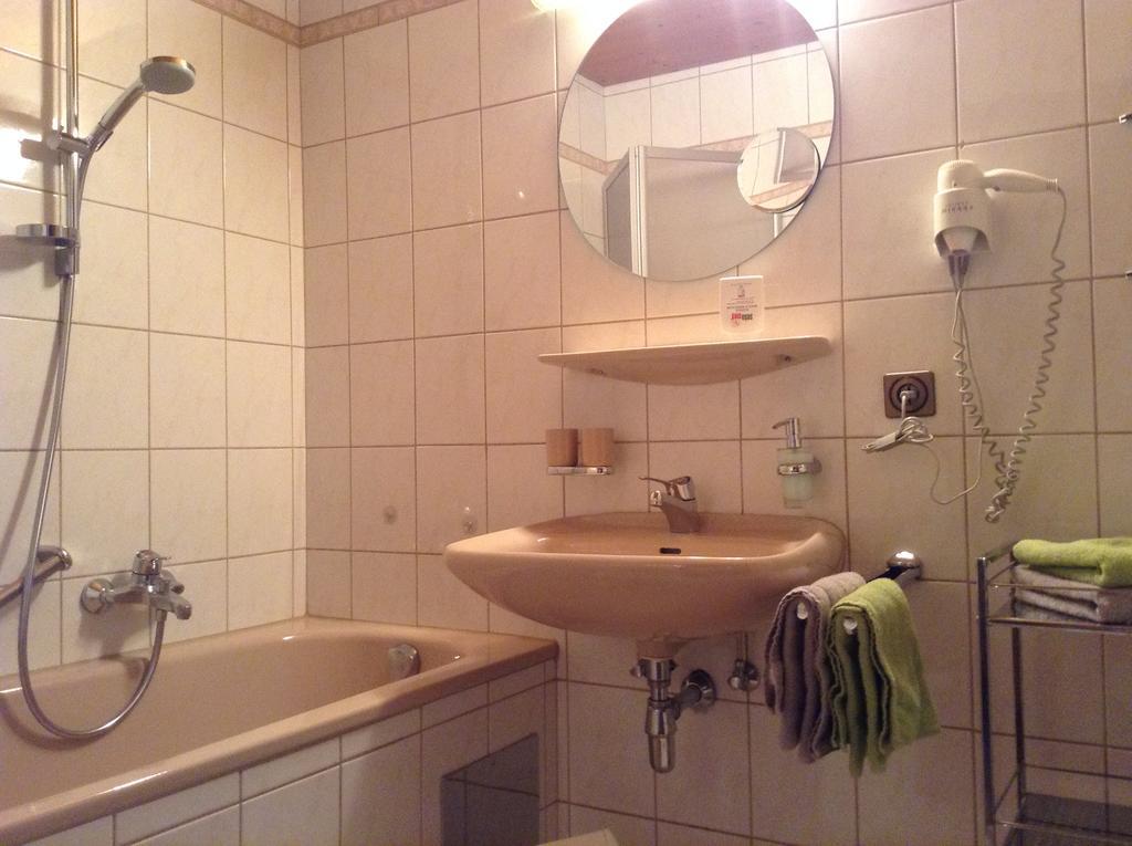 Hotel Garni Almhof 蒂罗尔-泽费尔德 外观 照片